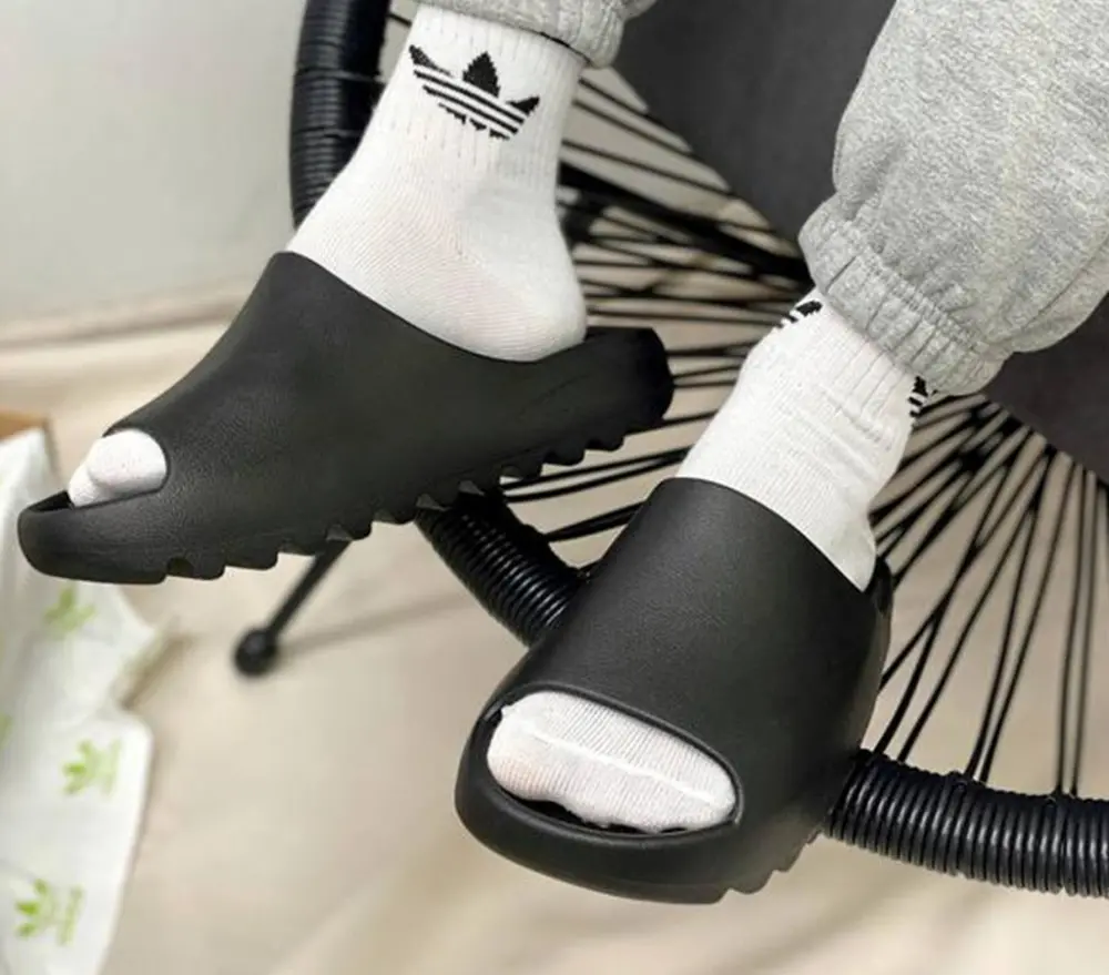 Alternative view of Dép Adidas Yeezy Slides 'Dark Onyx' ID5103