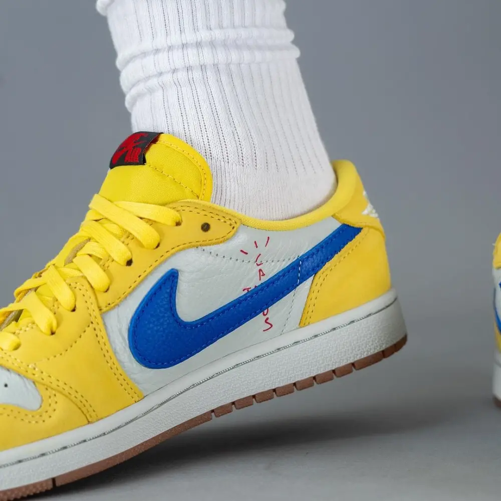 Alternative view of Giày Nike Air Jordan 1 Retro x Travis Scott ‘Canary’ DZ4137-700