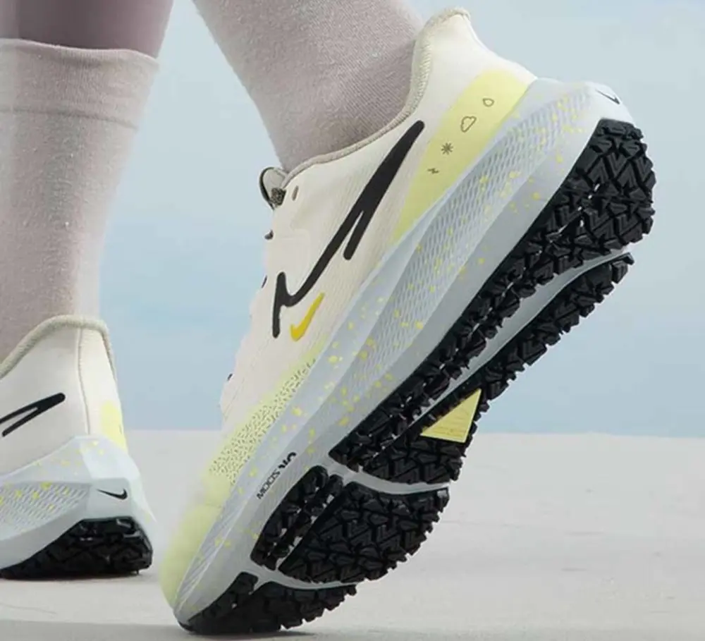 Alternative view of Giày Nike Air Zoom Pegasus 39 Shield 'Pale Ivory Luminous Green' DO7626-100