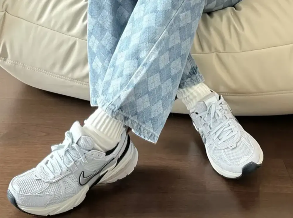 Alternative view of Giày Nike V2K Run 'Pure Platinum Chrome' FN6703-002