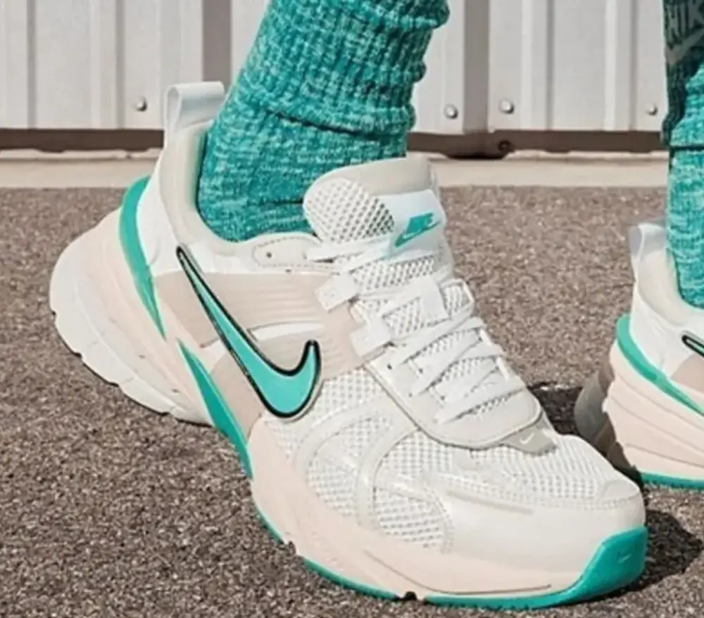 Alternative view of Giày Nike V2K Run ‘Coconut Milk’ FD0736-105