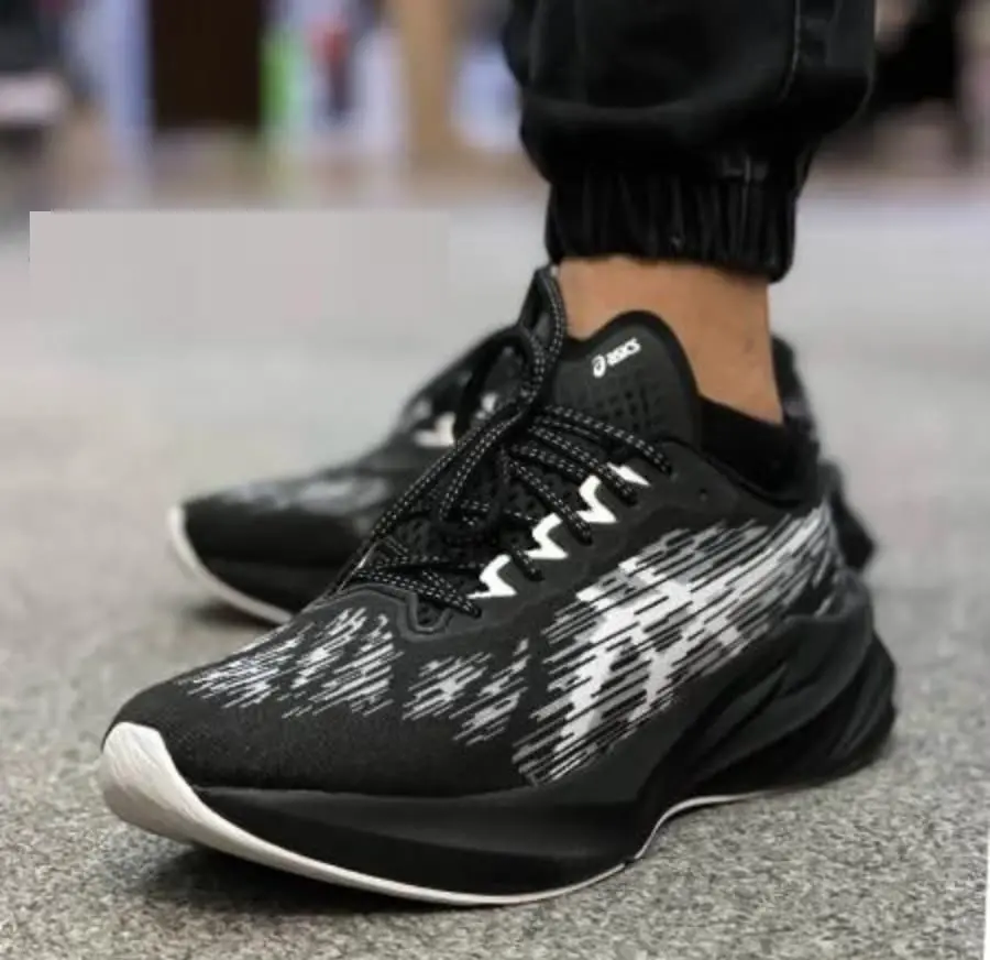 Alternative view of Giày Asics Novablast 3 'Black White' 1011B458-002