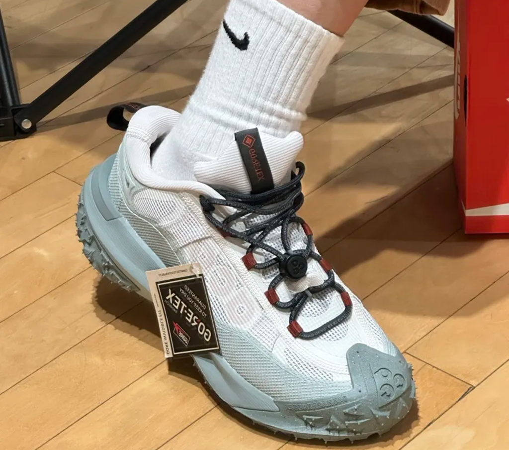 Alternative view of Giày Nike ACG Mountain Fly 2 Low GORE-TEX 'Phantom Light Silver' HF6245-003