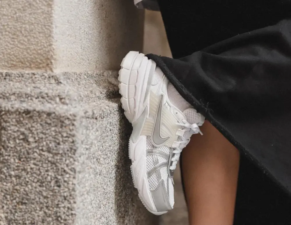 Alternative view of Giày Nike V2K Run 'Metallic Silver White' FD0736-104