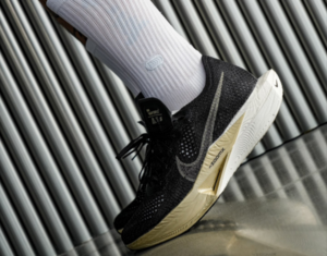 Alternative view of Giày Nike ZoomX Vaporfly 3 ‘Black Metallic Gold Grain’ DV4129-001