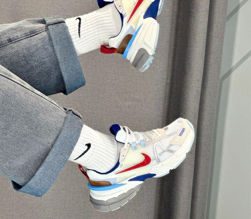 Alternative view of Giày Nike V2K Run 'Metallic Silver Gym Red' HF5724-061