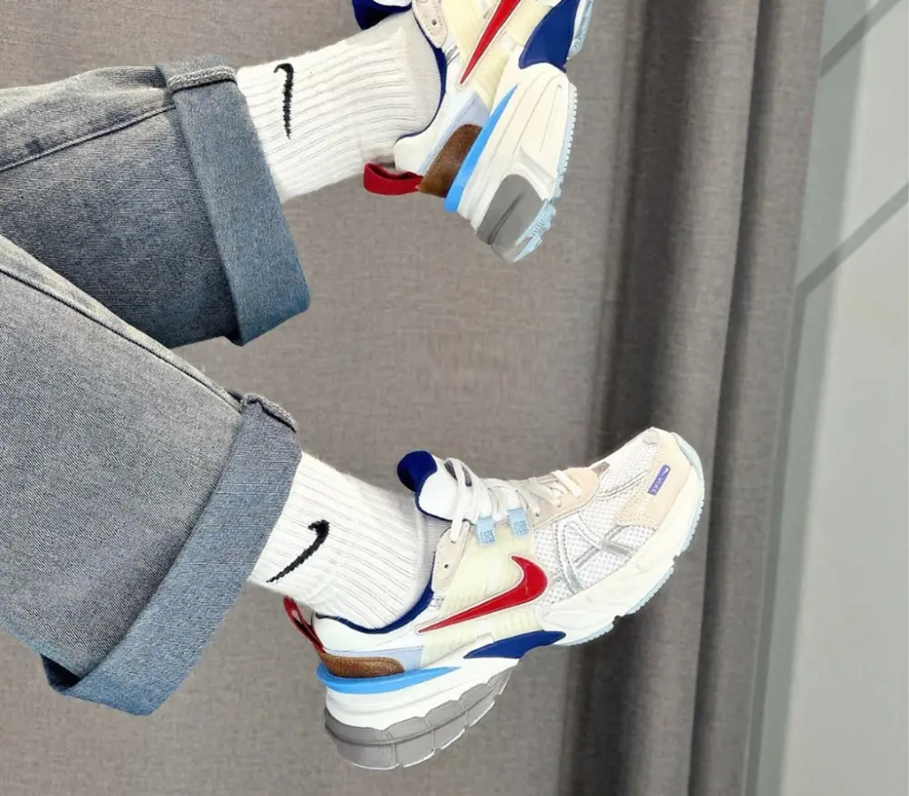 Alternative view of Giày Nike V2K Run 'Metallic Silver Gym Red' HF5724-061