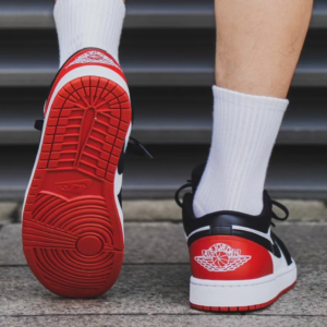 Alternative view of Giày Nike Air Jordan 1 Low ‘Bred Toe’ 553558-161