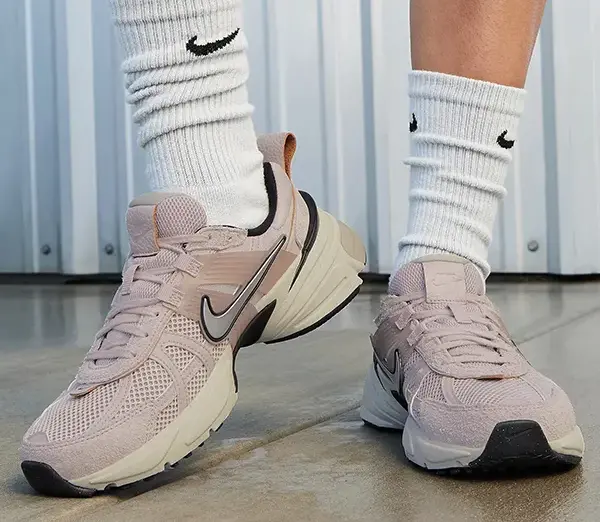 Alternative view of Giày Nike V2K Run 'Platinum Violet' FN6703-001
