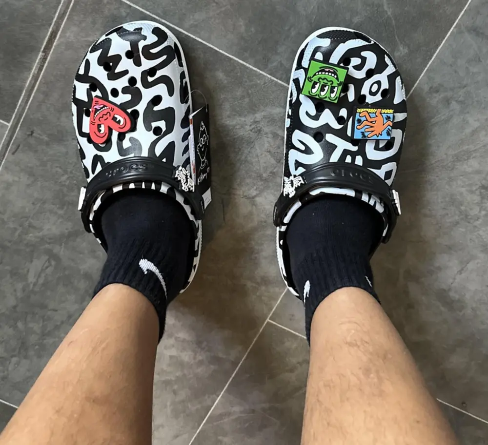 Dép Crocs Classic Clog 'Keith Haring' 209488-001 - Ảnh 3