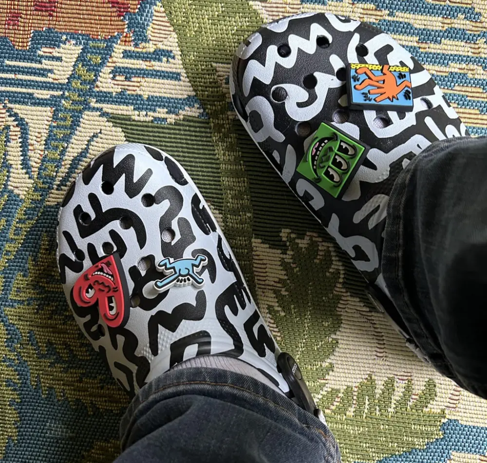 Alternative view of Dép Crocs Classic Clog 'Keith Haring' 209488-001