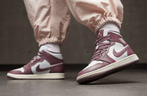 Alternative view of Giày Nike Air Jordan 1 Mid ‘Sky J Mauve’ BQ6472-050