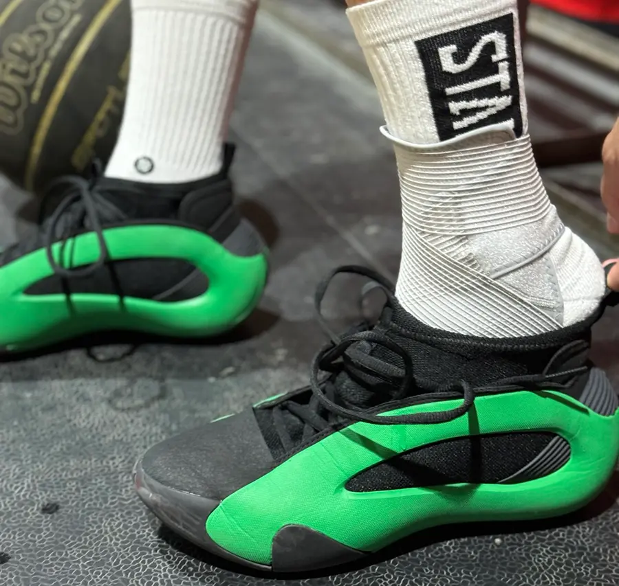 Alternative view of Giày Adidas Harden Vol. 8 ‘Luxury Green’ IE2693