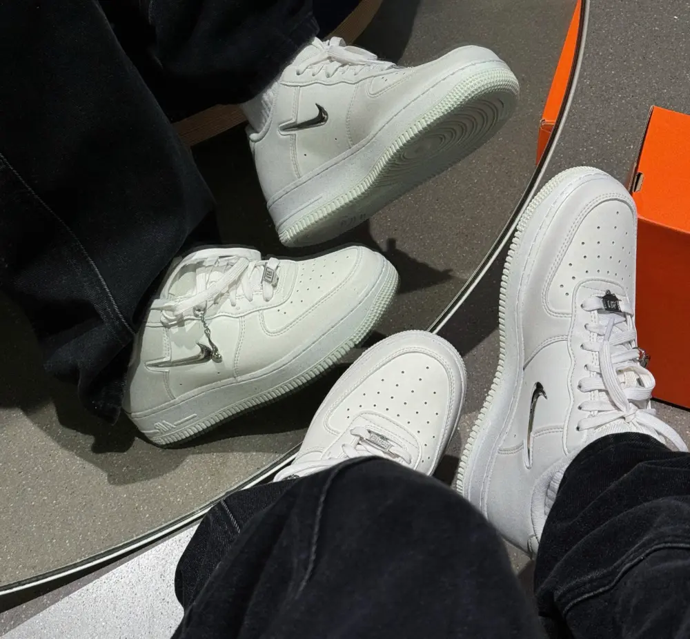 Alternative view of Giày Nike Air Force 1 ’07 SE ‘Liquid Metal’ FN8540-100