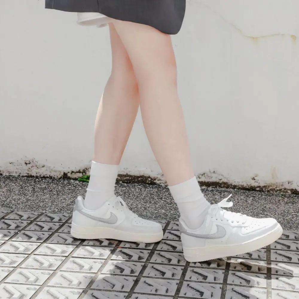 Alternative view of Giày Nike Air Force 1 Low Silver Swoosh DQ7569-100