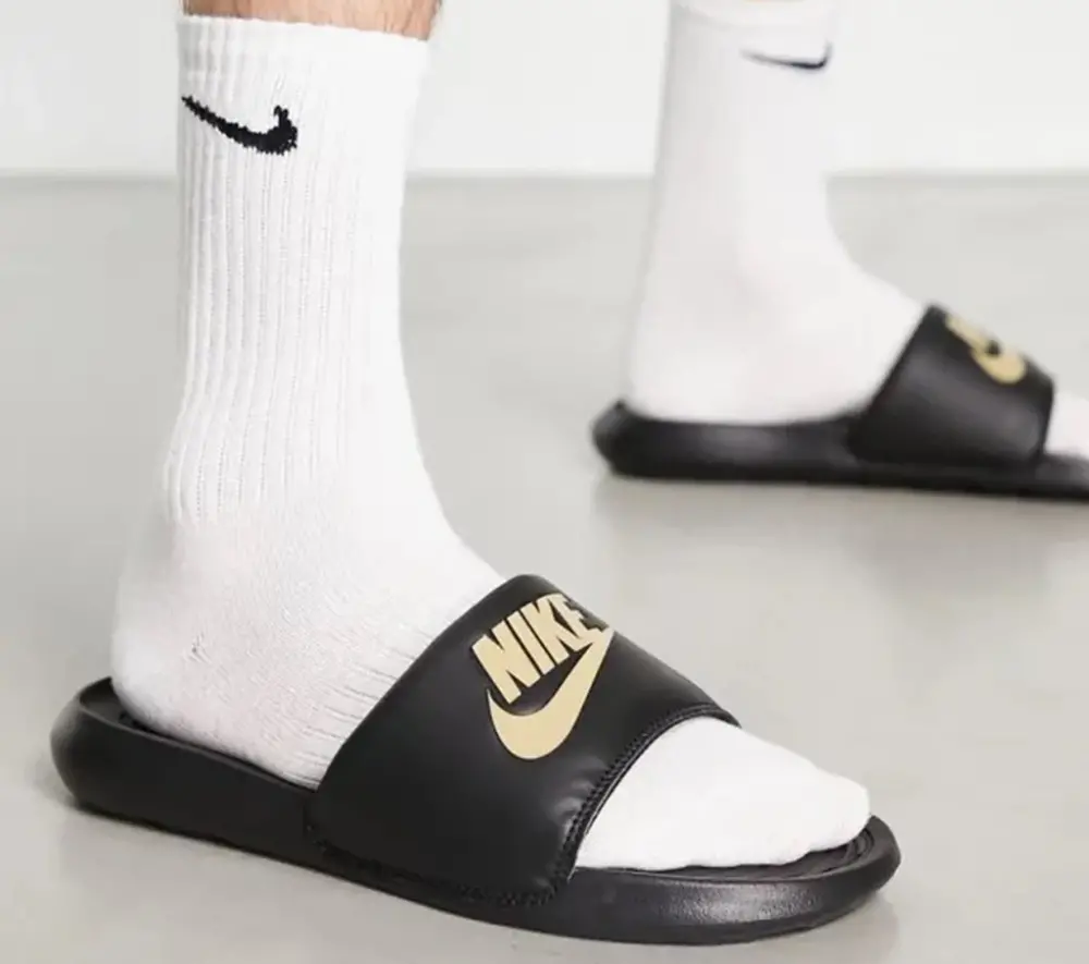 Alternative view of Dép Nike Victori One Slide ‘Black Metallic Gold’ CN9675-006