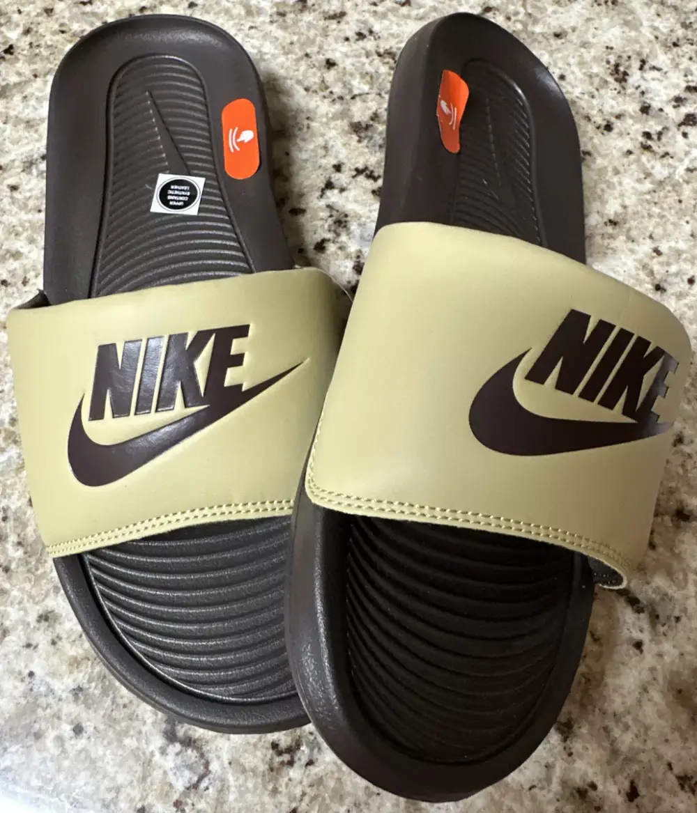 Alternative view of Dép Nike Victori One 'Black' CN9675-701