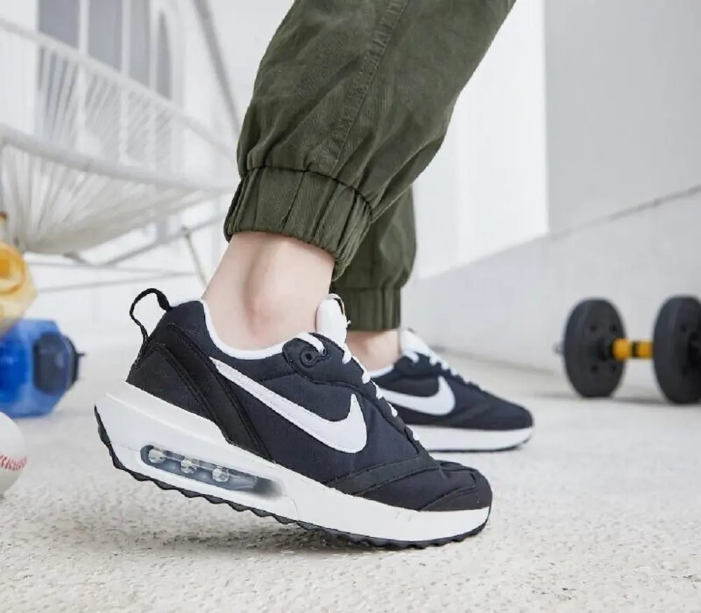 Alternative view of Giày Nike Air Max Dawn 'Black White' DJ3624-001