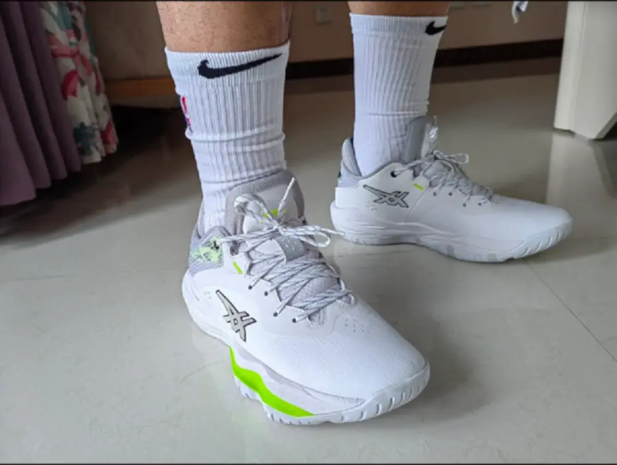 Alternative view of Giày Asics Nova Surge Low ‘White Neon Yellow’ 1061A043-100