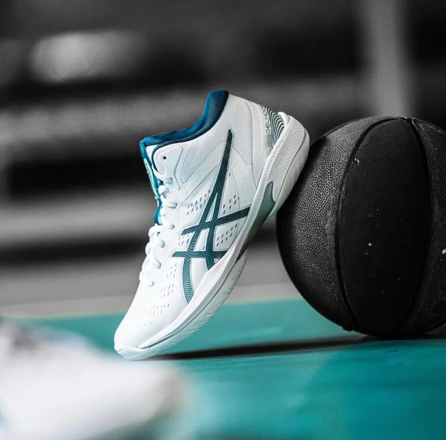 Alternative view of Giày Asics Gelhoop V16 ‘White Green’ 1063A079-101