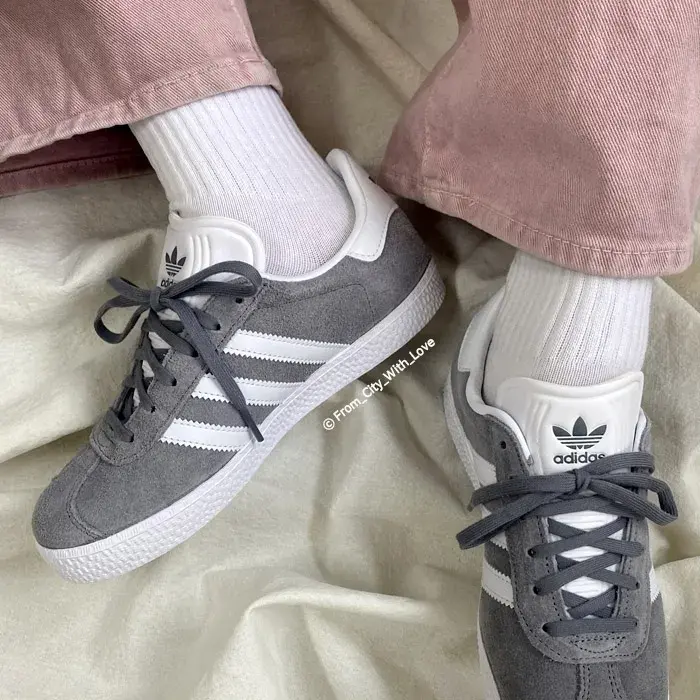 Alternative view of Giày Adidas Gazelle 'Grey Cloud White Gold Metallic' FW0716