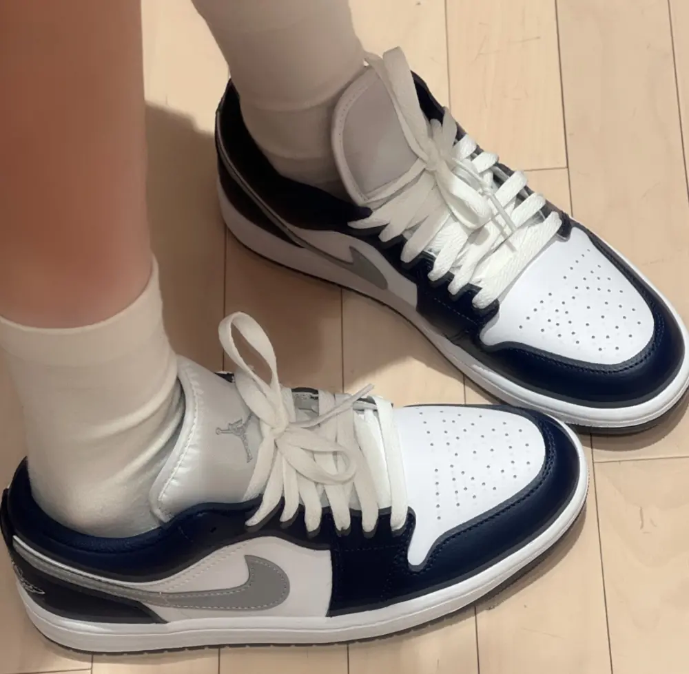 Alternative view of Giày Nike Air Jordan 1 Low ‘Midnight Navy’ 553558-141