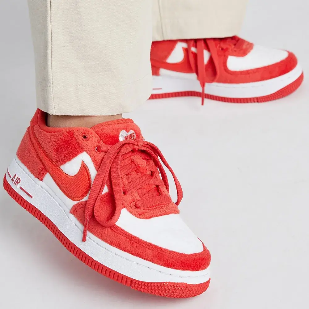 Alternative view of Giày Nike Air Force 1 Low GS ‘Valentine’s Day Fleece’ FZ3552-612