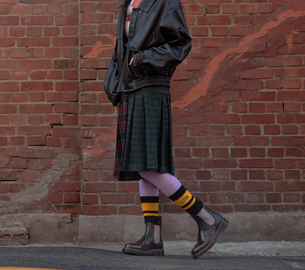 Alternative view of Giày Dr.Martens 2976 BT21 ‘Purple Black’ 30892511