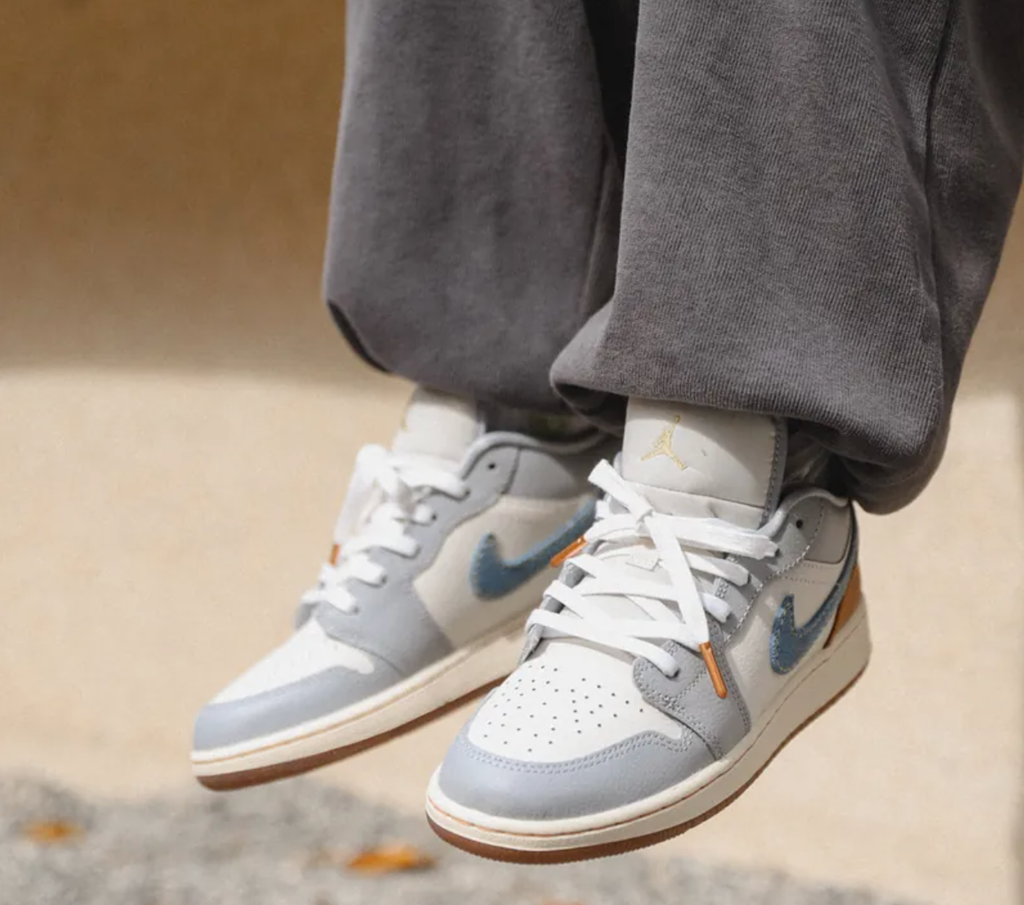 Giày Nike Air Jordan 1 Low GS ‘Denim Swoosh’ FZ5046-041 - Ảnh 2