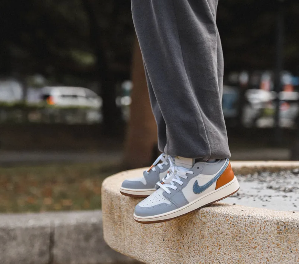 Giày Nike Air Jordan 1 Low GS ‘Denim Swoosh’ FZ5046-041 - Ảnh 3