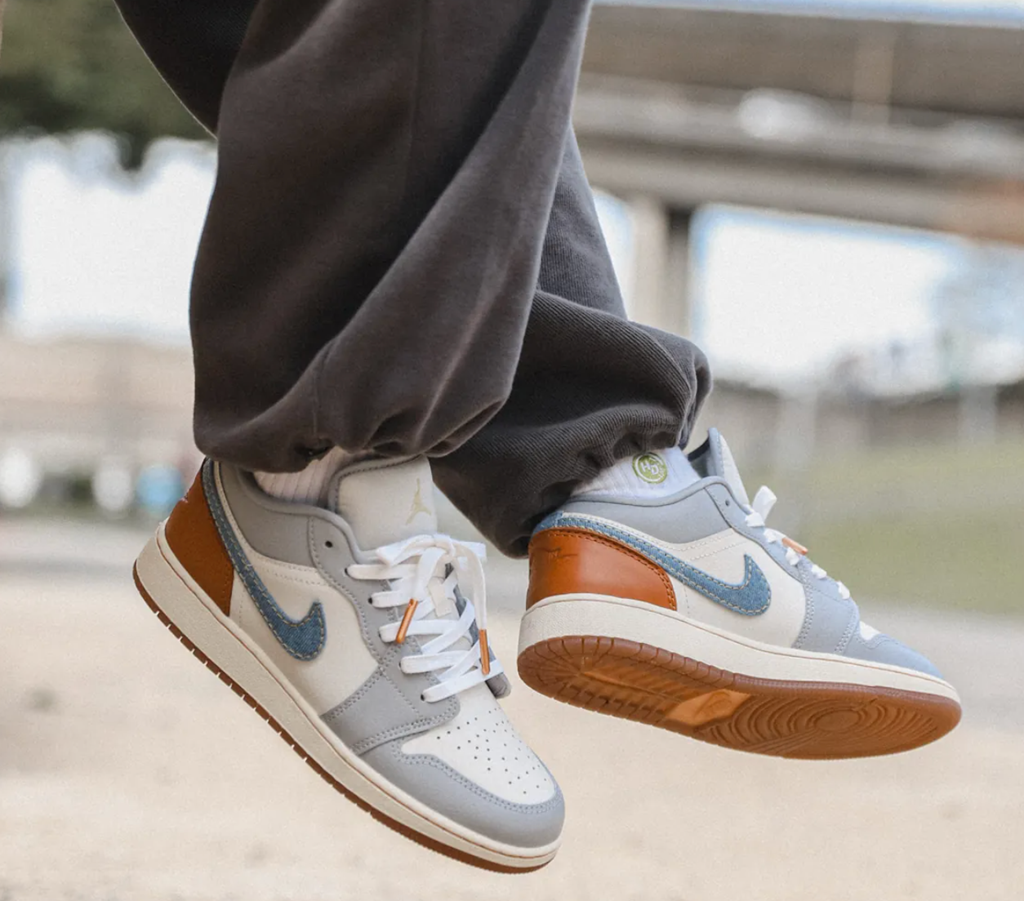 Giày Nike Air Jordan 1 Low GS ‘Denim Swoosh’ FZ5046-041 - Ảnh 4
