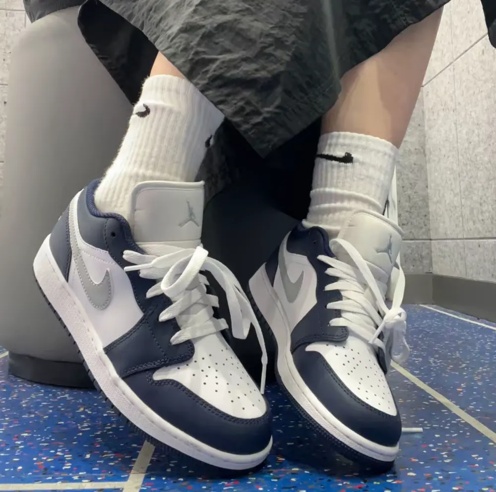 Alternative view of Giày Nike Air Jordan 1 Low ‘Midnight Navy Wolf Grey’ 553560-141