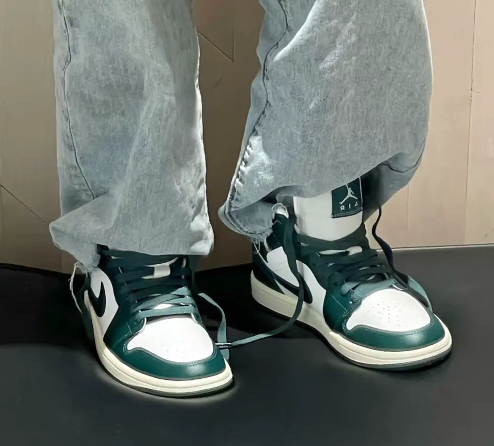 Alternative view of Giày Nike Air Jordan 1 Mid ‘Green Sail’ BQ6472-133