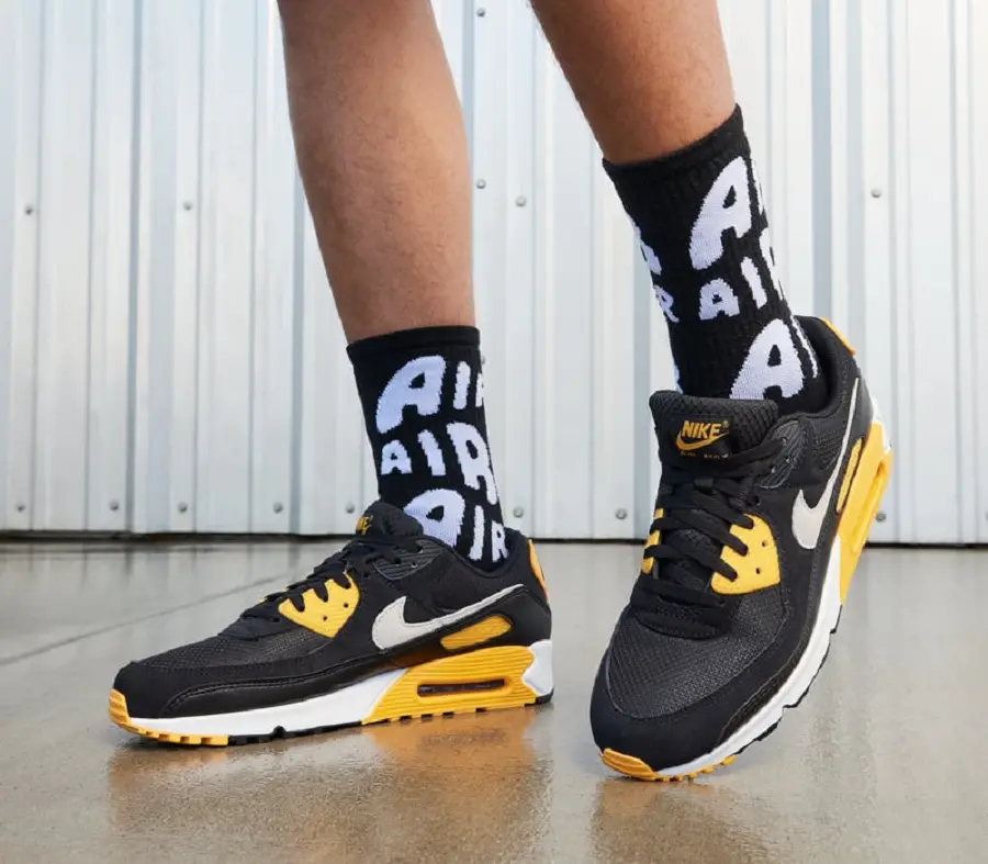 Alternative view of Giày Nike Air Max 90 ‘Black University Gold’ FN6958-002