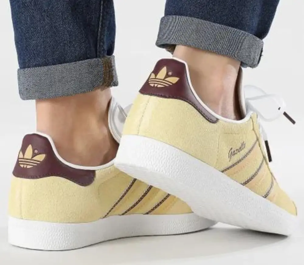 Alternative view of Giày Adidas Gazelle 'Almost Yellow Maroon' IE0443