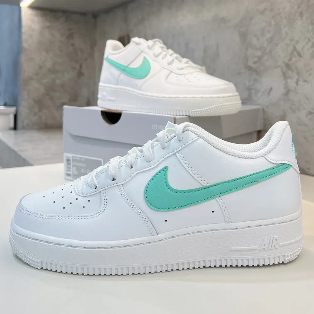 Alternative view of Giày Air Force 1 ‘Summit White Emerald Rise’ DV7762-104