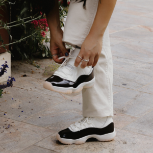 Alternative view of Giày Nike Air Jordan 11 Retro ‘Neapolitan’ AR0715-101