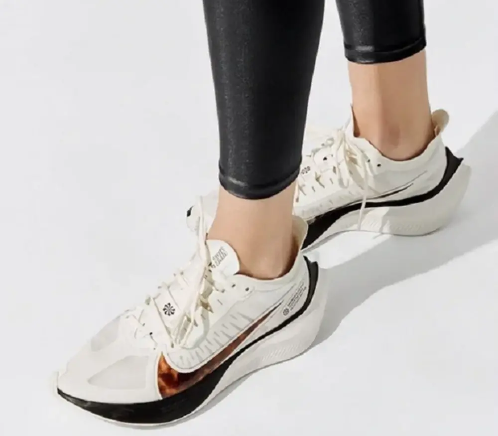 Alternative view of Giày Nike Air Zoom Gravity ‘Barely Rose’ CU4824-100