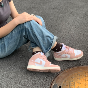 Alternative view of Giày Nike Air Jordan 1 Mid ‘Legend Pink’ FN7432-161