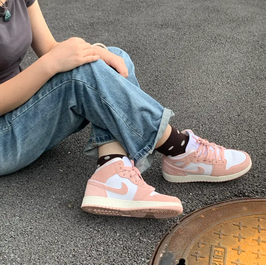 Alternative view of Giày Nike Air Jordan 1 Mid ‘Legend Pink’ FN7432-161