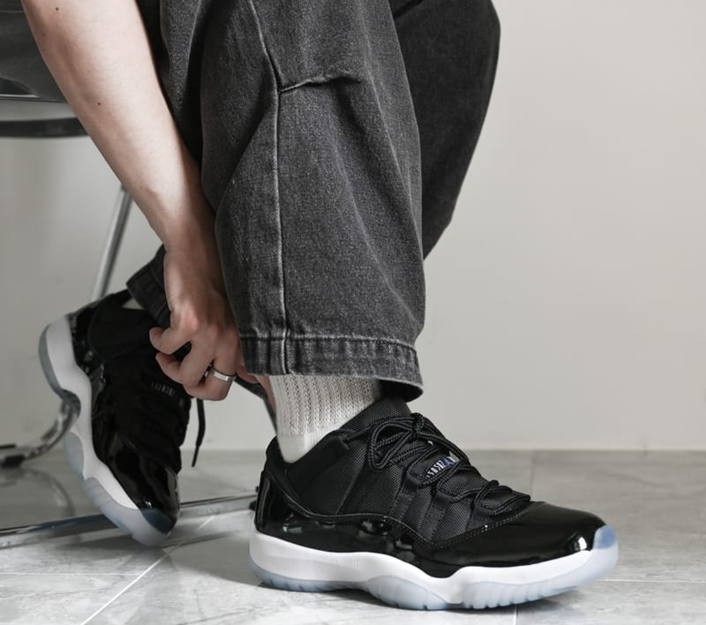 Giày Nike Air Jordan 11 Retro Low ‘Space Jam’ FV5104-004 - Ảnh 2
