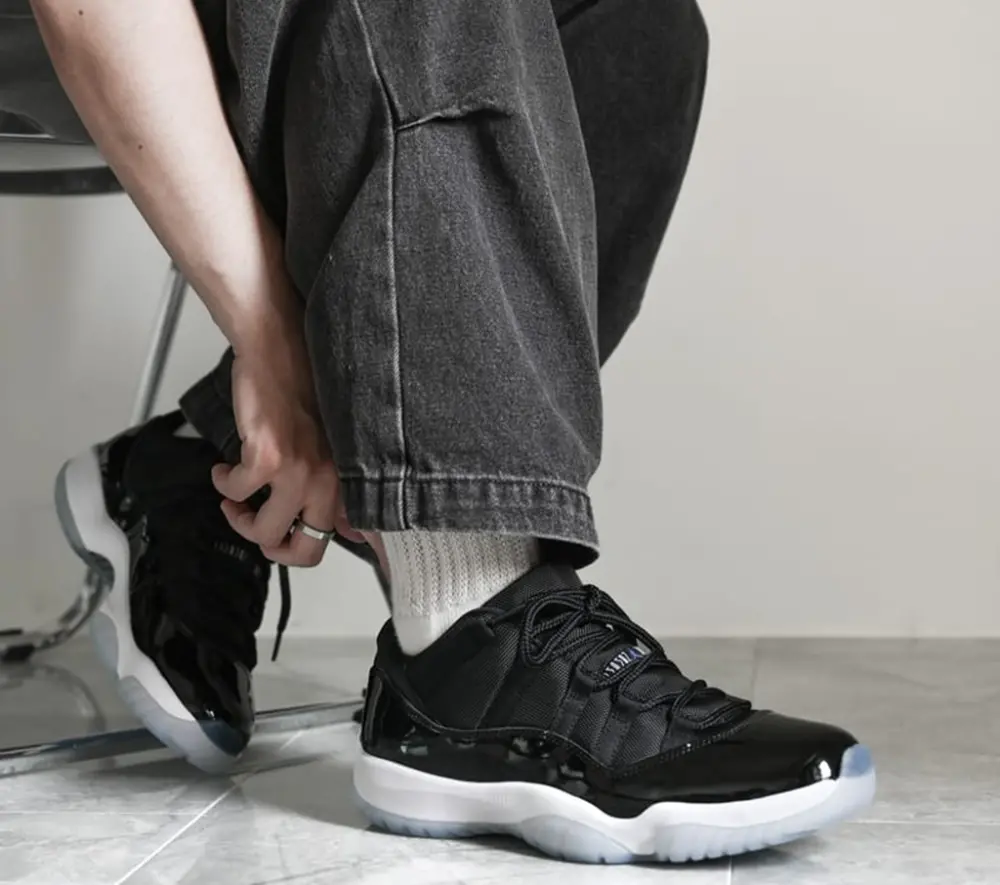Alternative view of Giày Nike Air Jordan 11 Retro Low ‘Space Jam’ FV5104-004