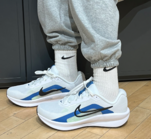 Alternative view of Giày Nike Downshifter 13 Extra Wide ‘White Star Blue’ FJ1284-103