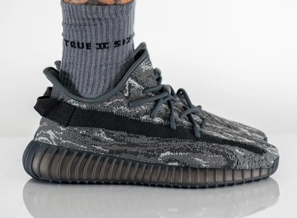 Alternative view of Giày Adidas Yeezy Boost 350 V2 ‘MX Dark Salt’ ID4811