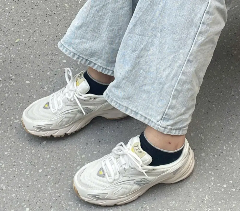 Alternative view of Giày New Balance 725 'White Grey Yellow' ML725AF