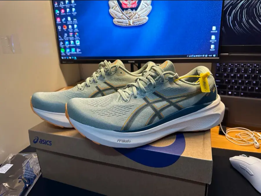 Alternative view of Giày Asics Gel Kayano 30 ‘Dark Jade’ 1011B548-300