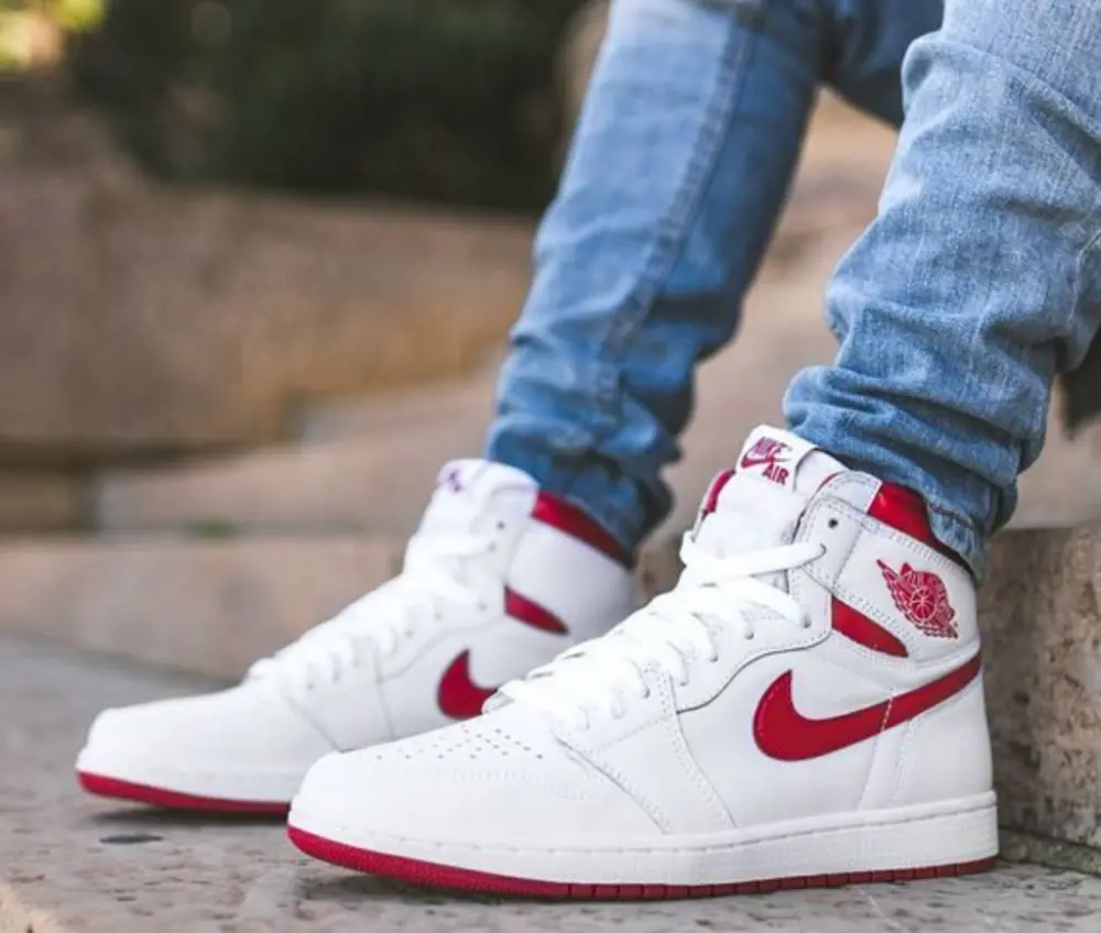Alternative view of Giày Nike Jordan 1 Retro 'Metallic Burgundy' BQ4422-161