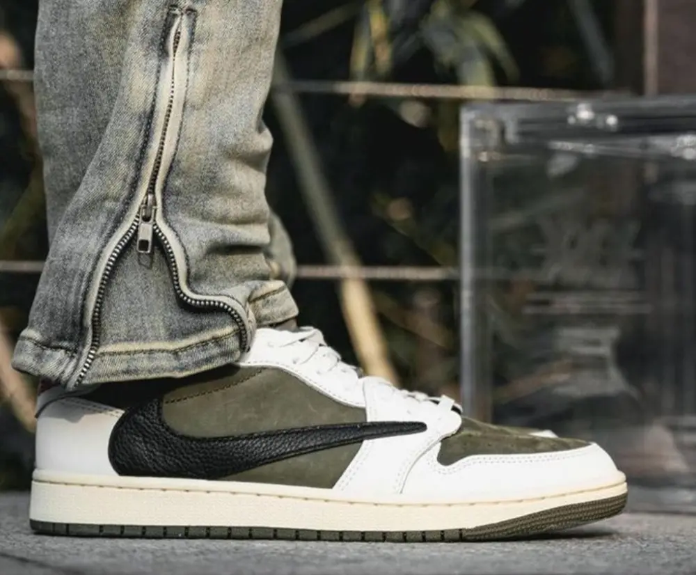 Alternative view of Giày Nike Jordan 1 Low OG SP x Travis Scott ‘Medium Olive’ DM7866-200