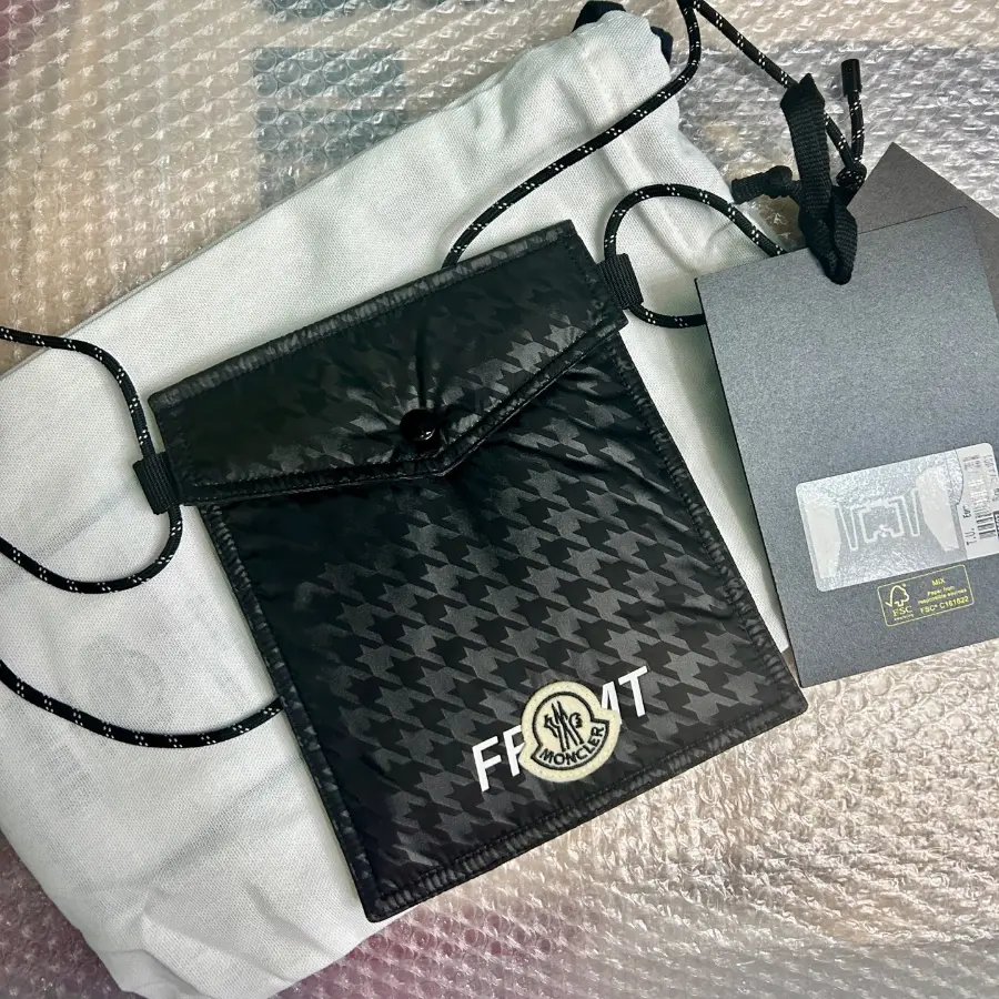 Alternative view of Túi Moncler Phone Case ‘Black’ I209U6B00002M3294999