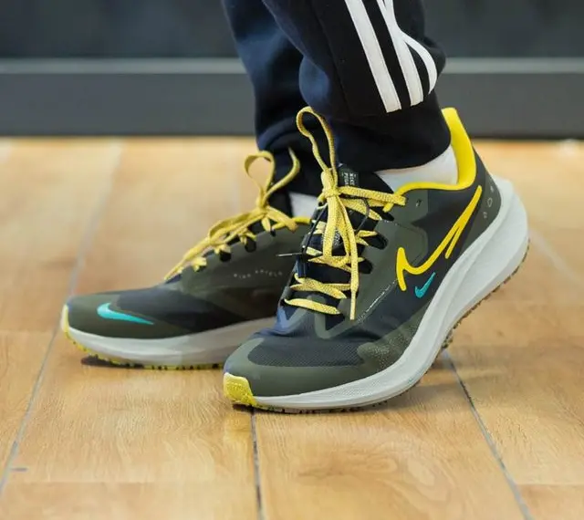Alternative view of Giày Nike Air Zoom Pegasus 39 Shield ‘Black Vivid’ FV8107-070